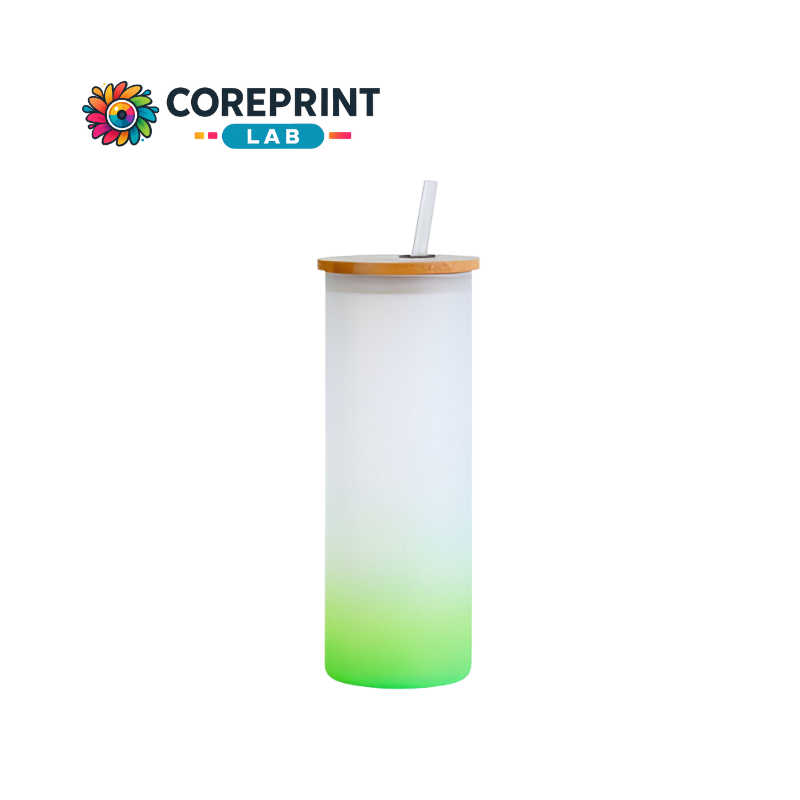 Vaso de Vidrio Recto Satinado con Tapa de Bambú y Popote con Fondo Verde 16 oz – Ideal para Sublimación y Regalos Ecológicos